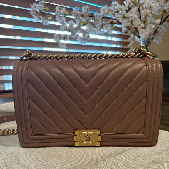 CHANEL AUTHENTIC, Chanel Medium Boy Bag - Picture 1 of 17